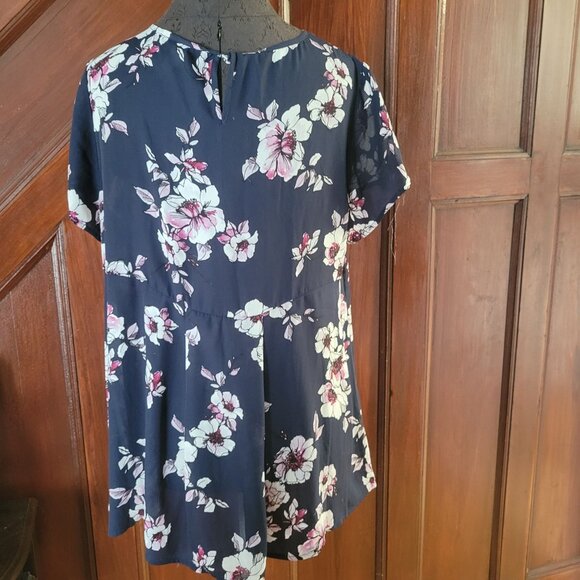 Torrid Floral Print Navy & Pink Short Sleeve Tunic Top Womens Size 0 Lightweight - Picture 2 of 8